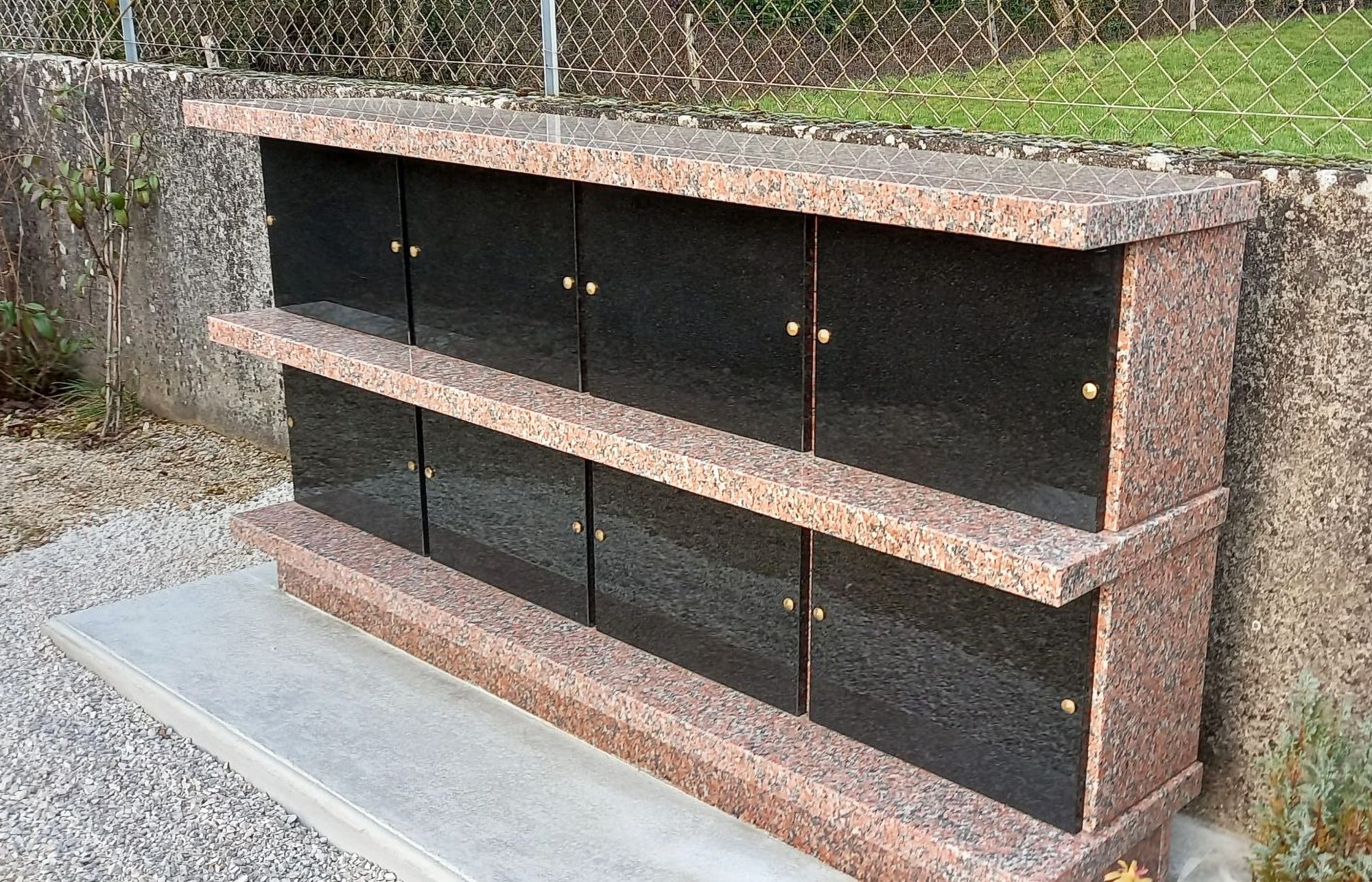 Présenté en Rosalizé et portes en Noir fin 8 cases 2 urnes Ø20 202x43x109ht