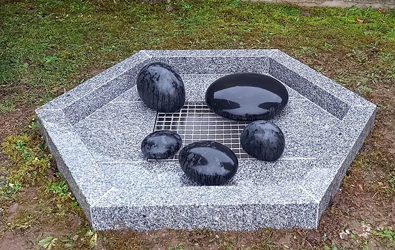 Présenté en Gris du Tarn et galets en noir fin